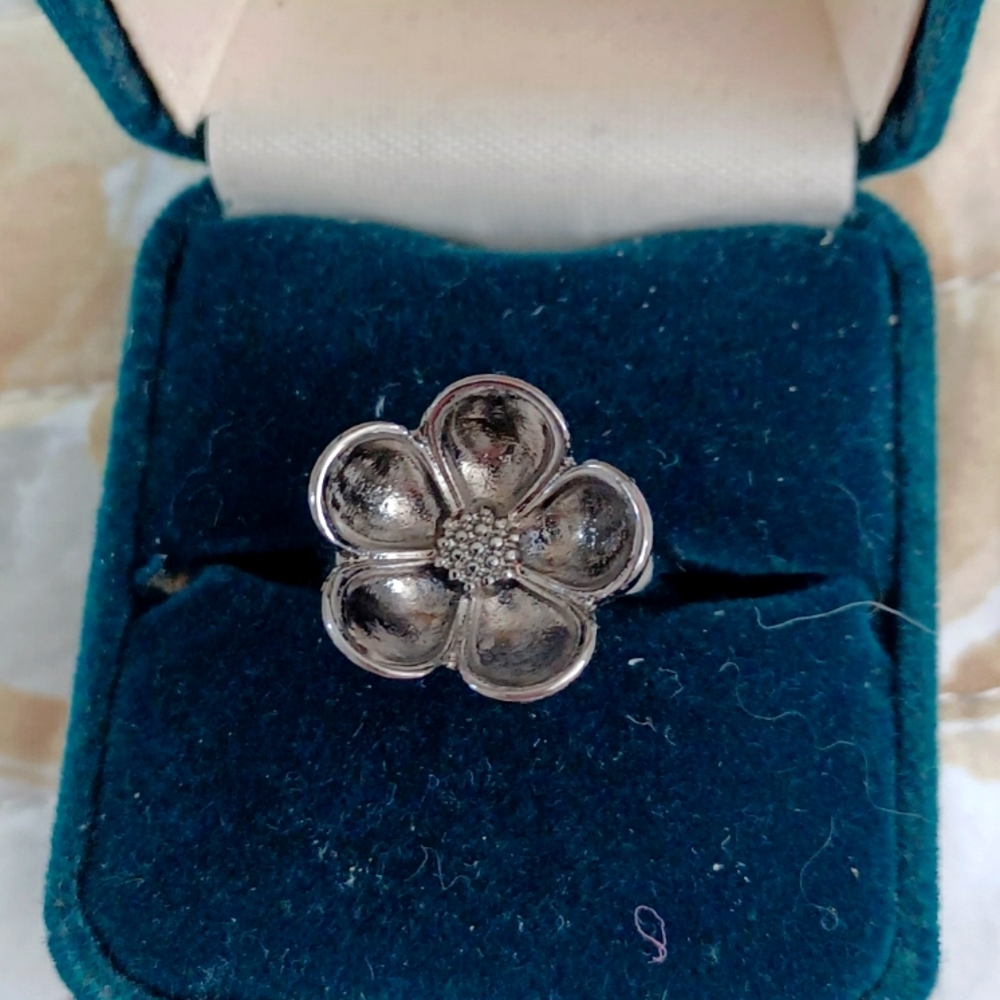 Flower stacking ring in grey silvertone size 7.5